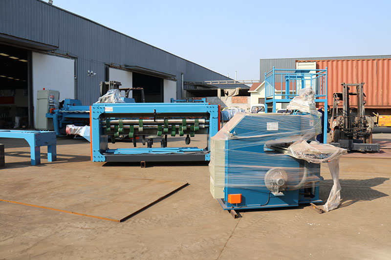 Geelong machinery exported two container：8feet hydraulic single chuck spindle veneer peeling machine, hob rotary cutter machine, spindle veneer peeler spare parts, veneer patching machine to our clients in Indonesia.