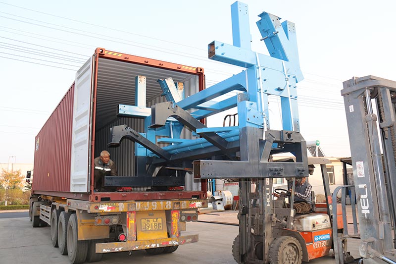 Geelong machinery exported two container：8feet hydraulic single chuck spindle veneer peeling machine, hob rotary cutter machine, spindle veneer peeler spare parts, veneer patching machine to our clients in Indonesia.
