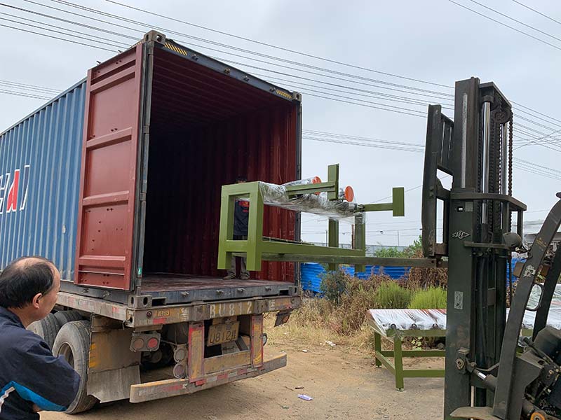 Geelong machinery exported one container：board roller conveyor machine, plywood pneumatic alignment device and square tube for building shed structure to Indonesia.