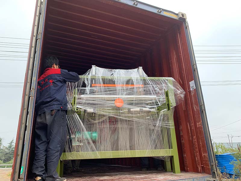 Geelong machinery exported one container：board roller conveyor machine, plywood pneumatic alignment device and square tube for building shed structure to Indonesia.