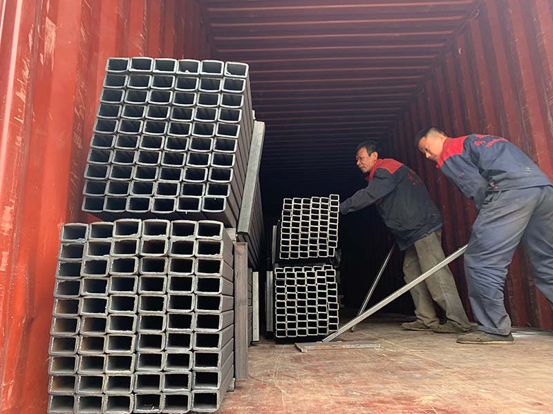 Geelong machinery exported one container：board roller conveyor machine, plywood pneumatic alignment device and square tube for building shed structure to Indonesia.