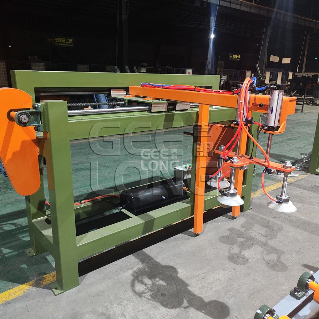 Automatic plywood loader vacuum type